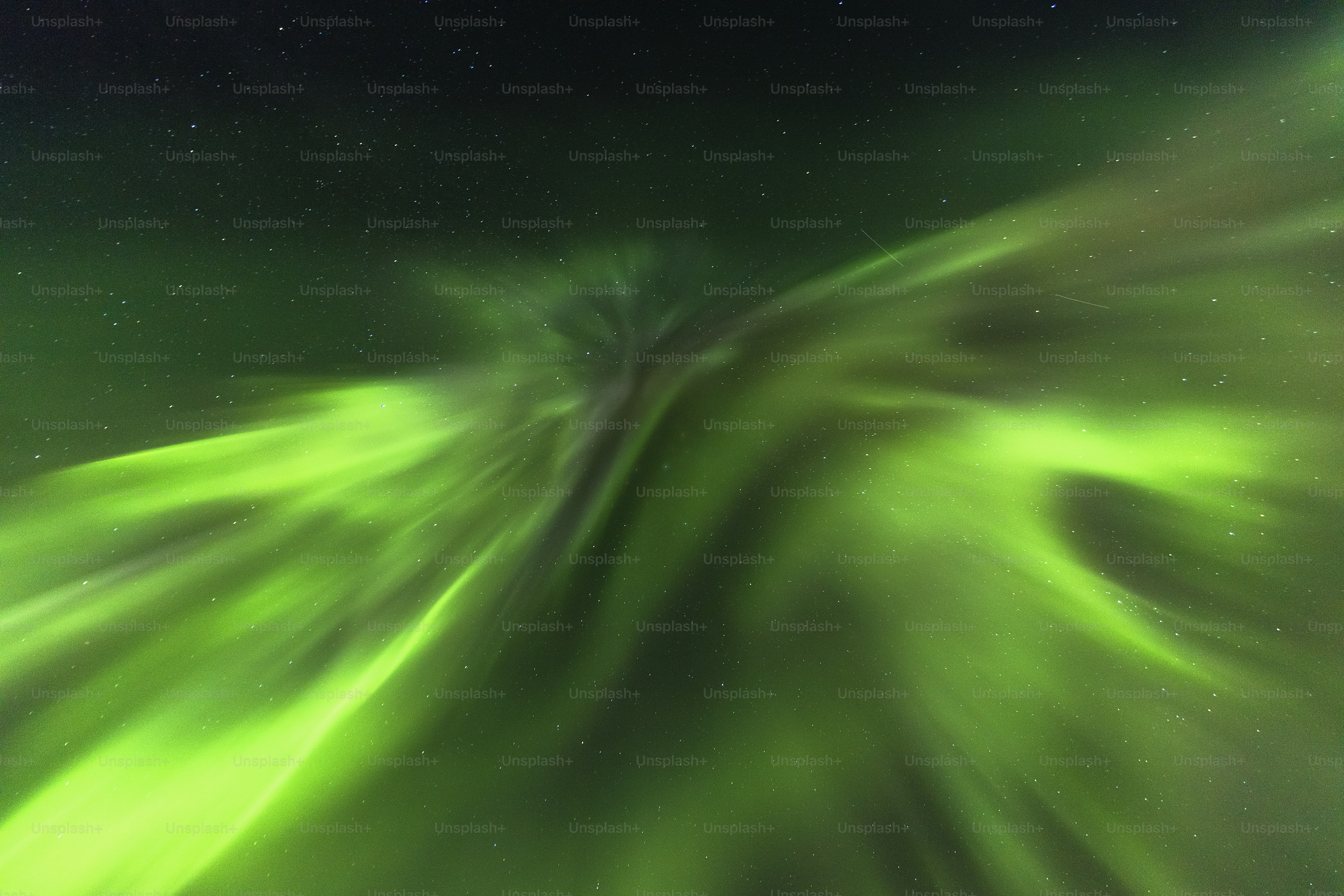 ein grüner und schwarzer Hintergrund mit Sternen am Himmel