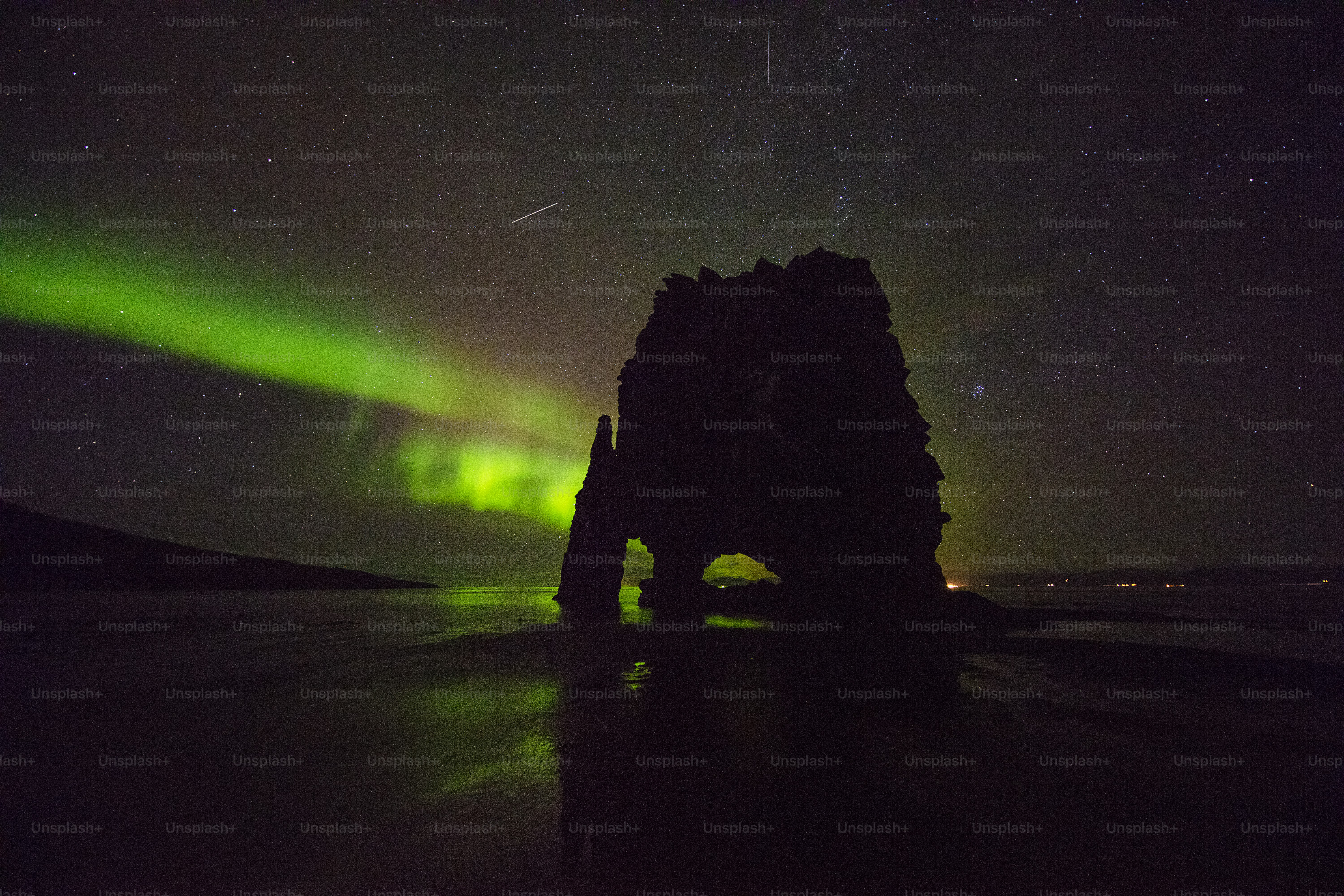 Una aurora verde y púrpura está en el cielo