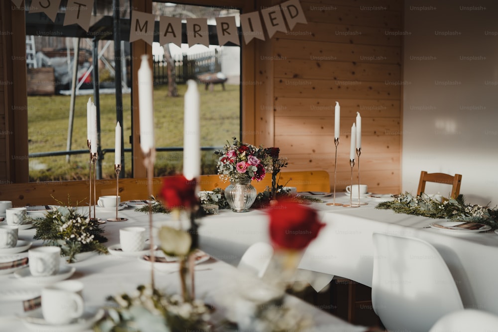Una mesa puesta para una boda con flores y velas