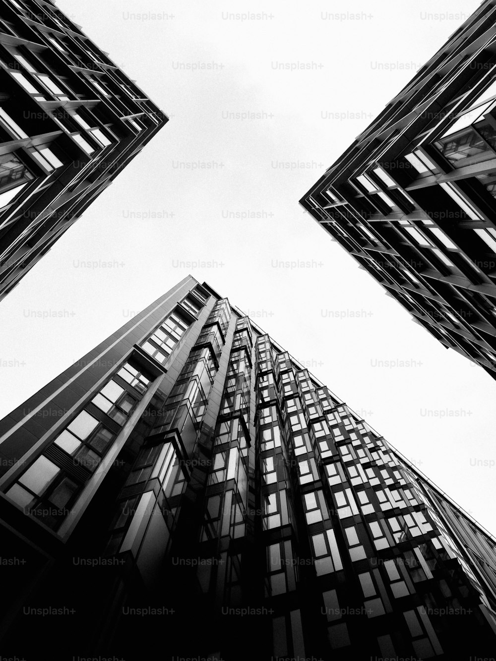 Ein Schwarz-Weiß-Foto von hohen Gebäuden