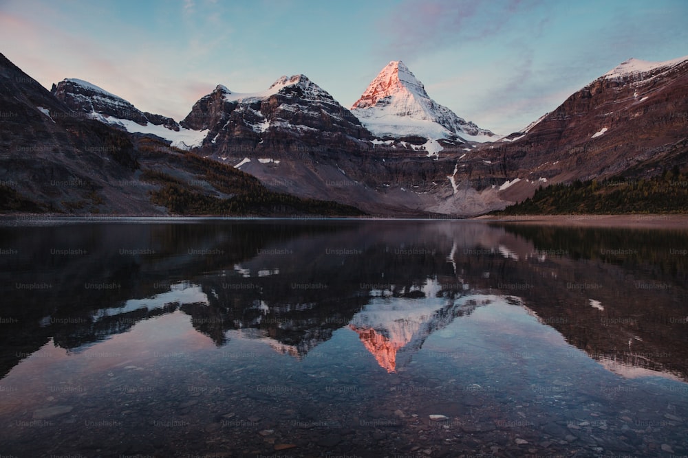 Una montaña se refleja en el agua quieta de un lago