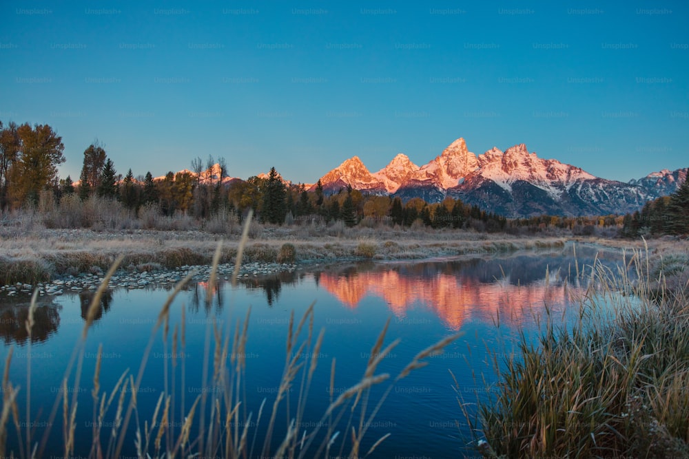 una bella vista di una catena montuosa con un lago in primo piano