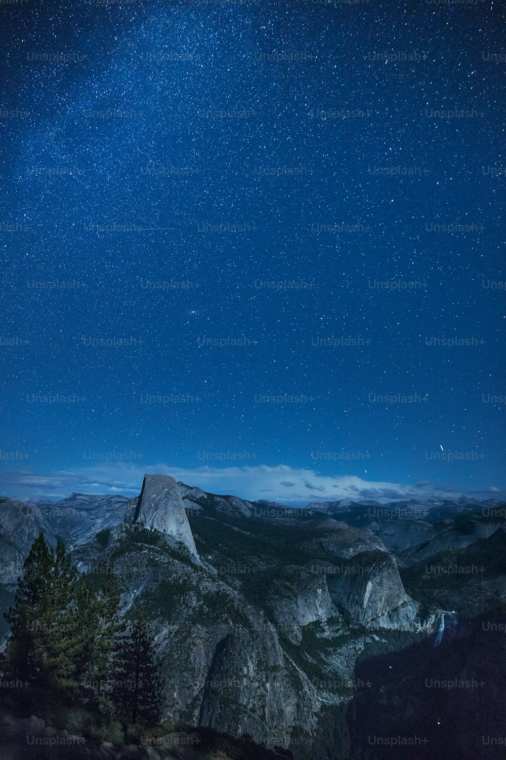 Der Nachthimmel über einer Bergkette mit Sternen am Himmel