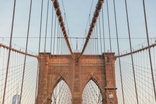 Una vista del puente de Brooklyn desde el suelo