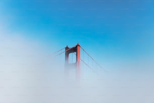 Le Golden Gate Bridge dans le brouillard par une journée ensoleillée