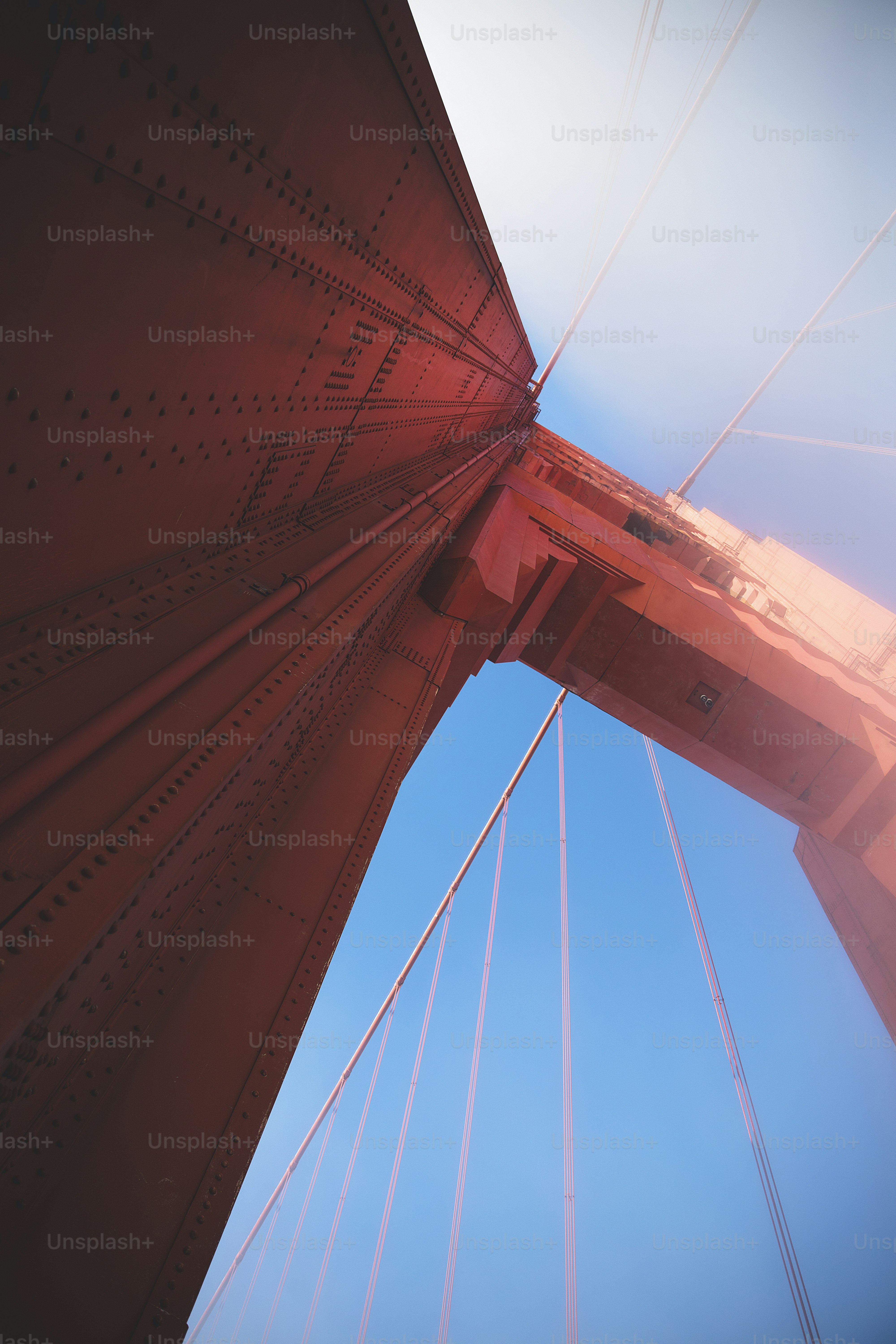 une vue vers le haut d’un pont