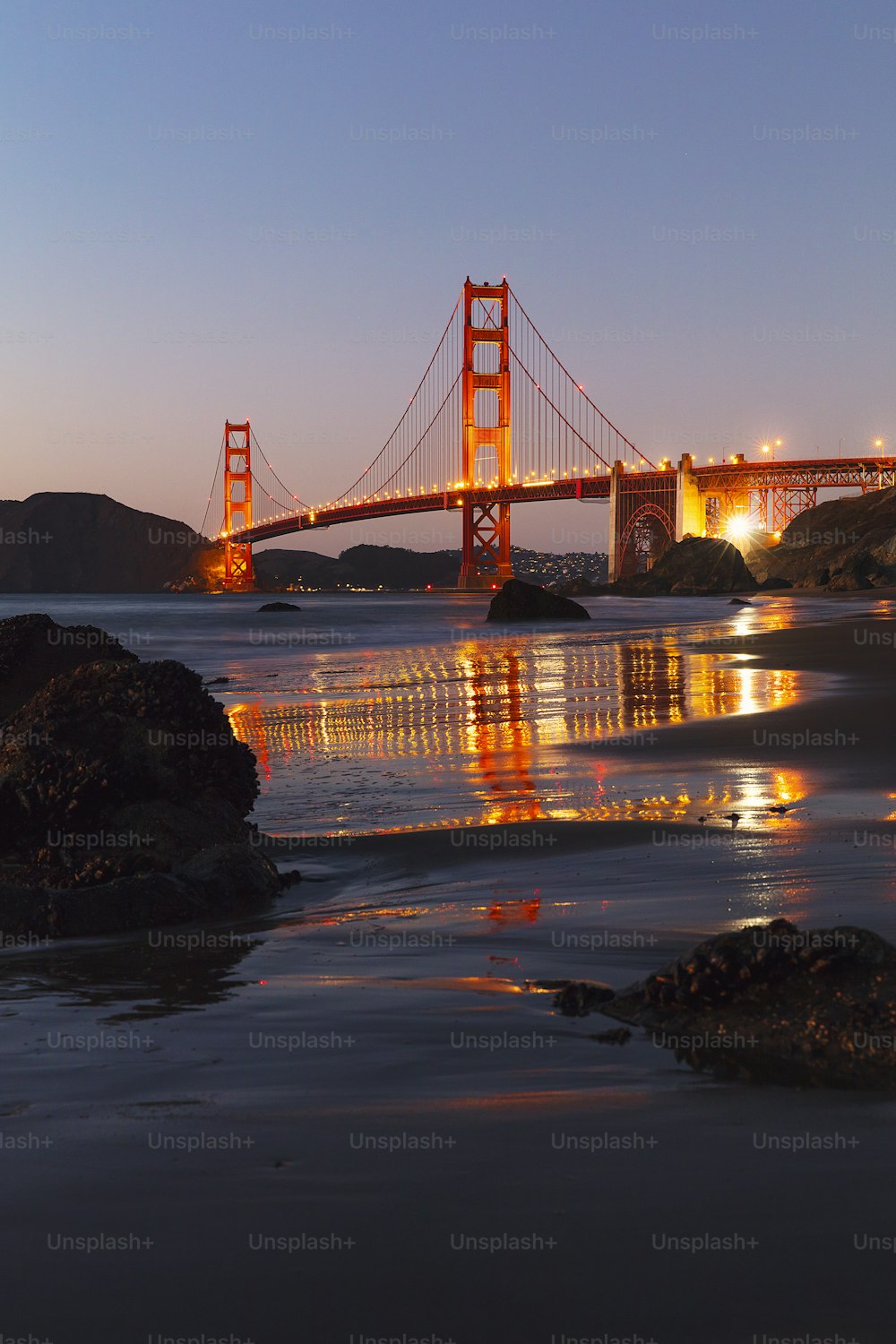 Il Golden Gate Bridge è illuminato di notte