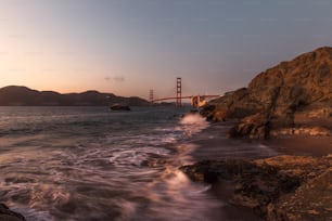 Una vista del Golden Gate Bridge dalla spiaggia