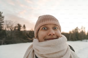 uma mulher com um lenço em volta do pescoço na neve