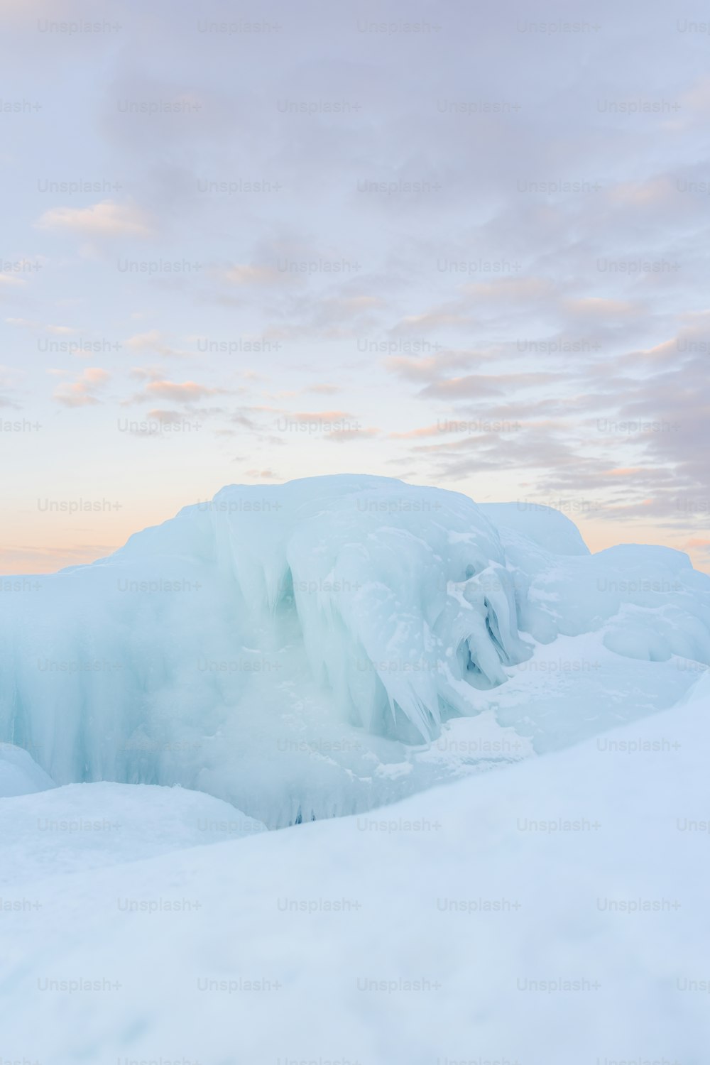 Ein sehr großer Eisberg inmitten eines verschneiten Feldes