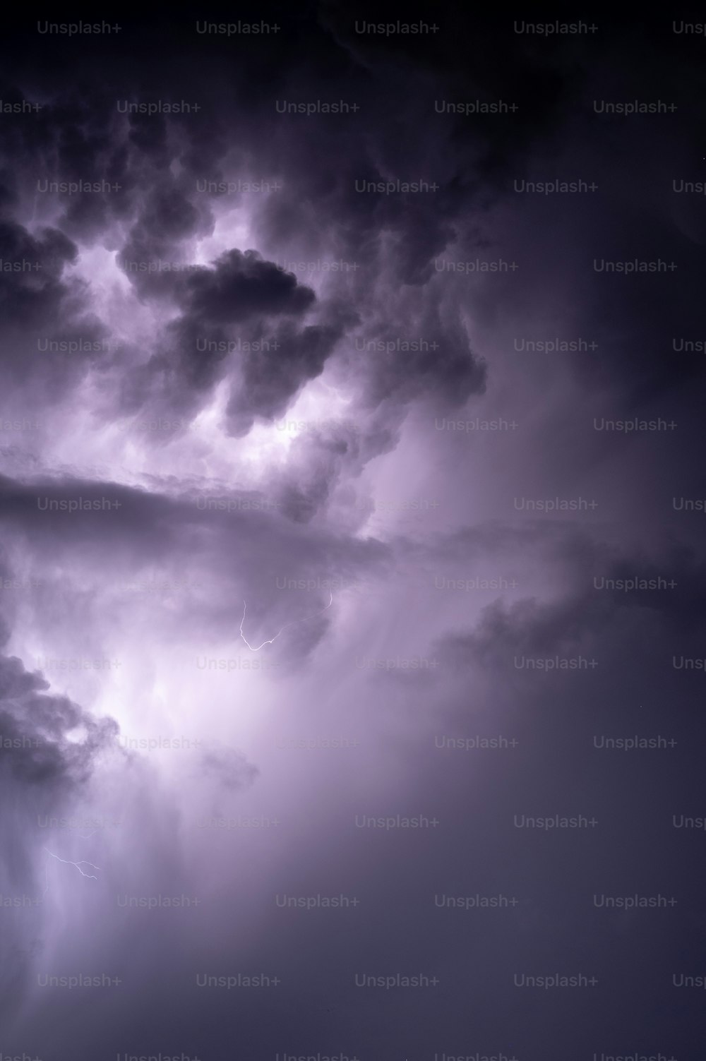 Ein dunkelvioletter Himmel mit einem Blitz in der Mitte