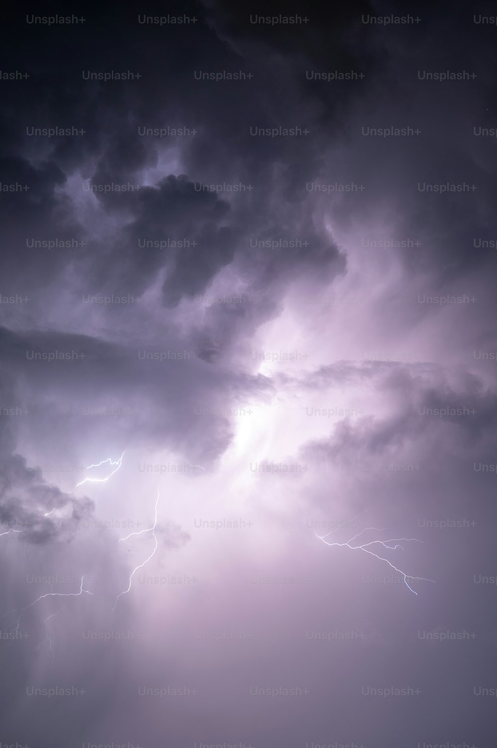 Ein violetter Himmel mit einem Blitz in der Mitte