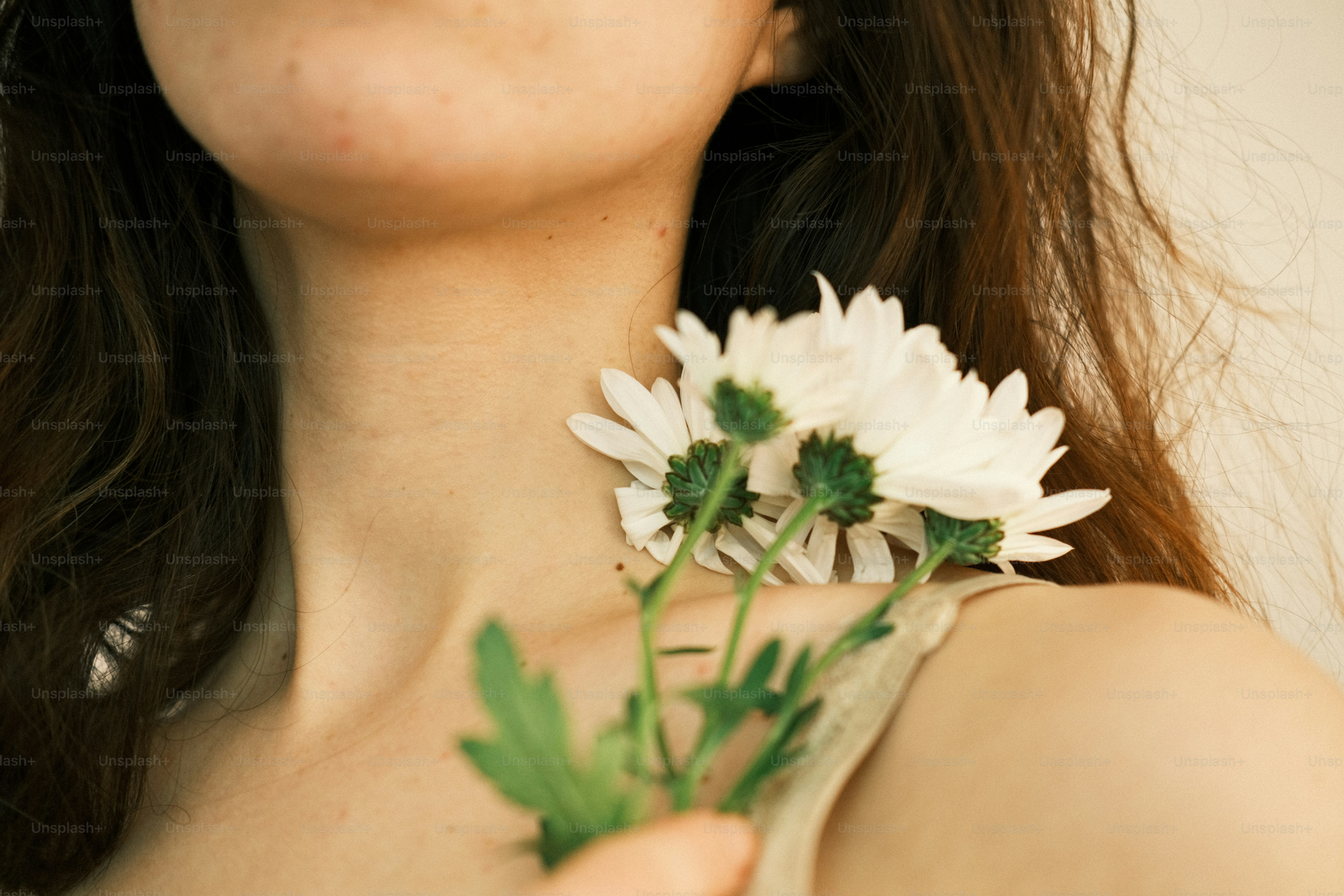 꽃을 들고 있는 사람의 클로즈업