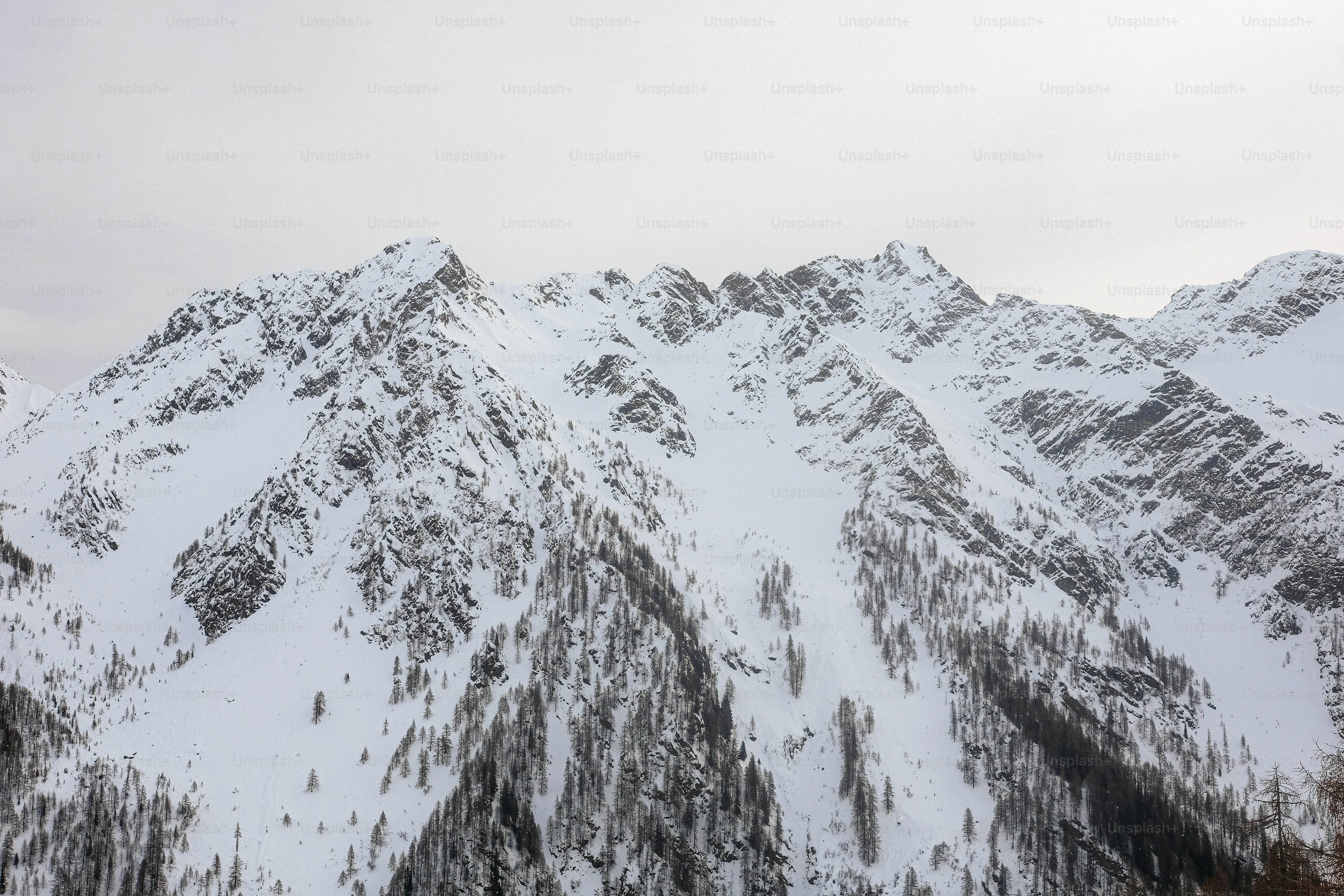 Ein schneebedeckter Berg mit Himmelshintergrund