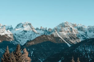 ein Gebirgszug mit schneebedeckten Bergen im Hintergrund