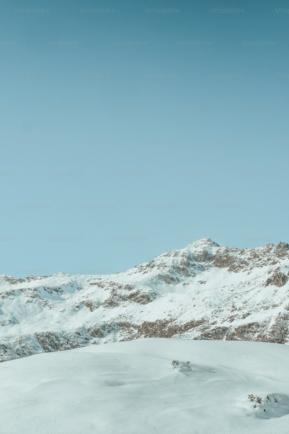 Ein Mann auf Skiern auf einem schneebedeckten Hang