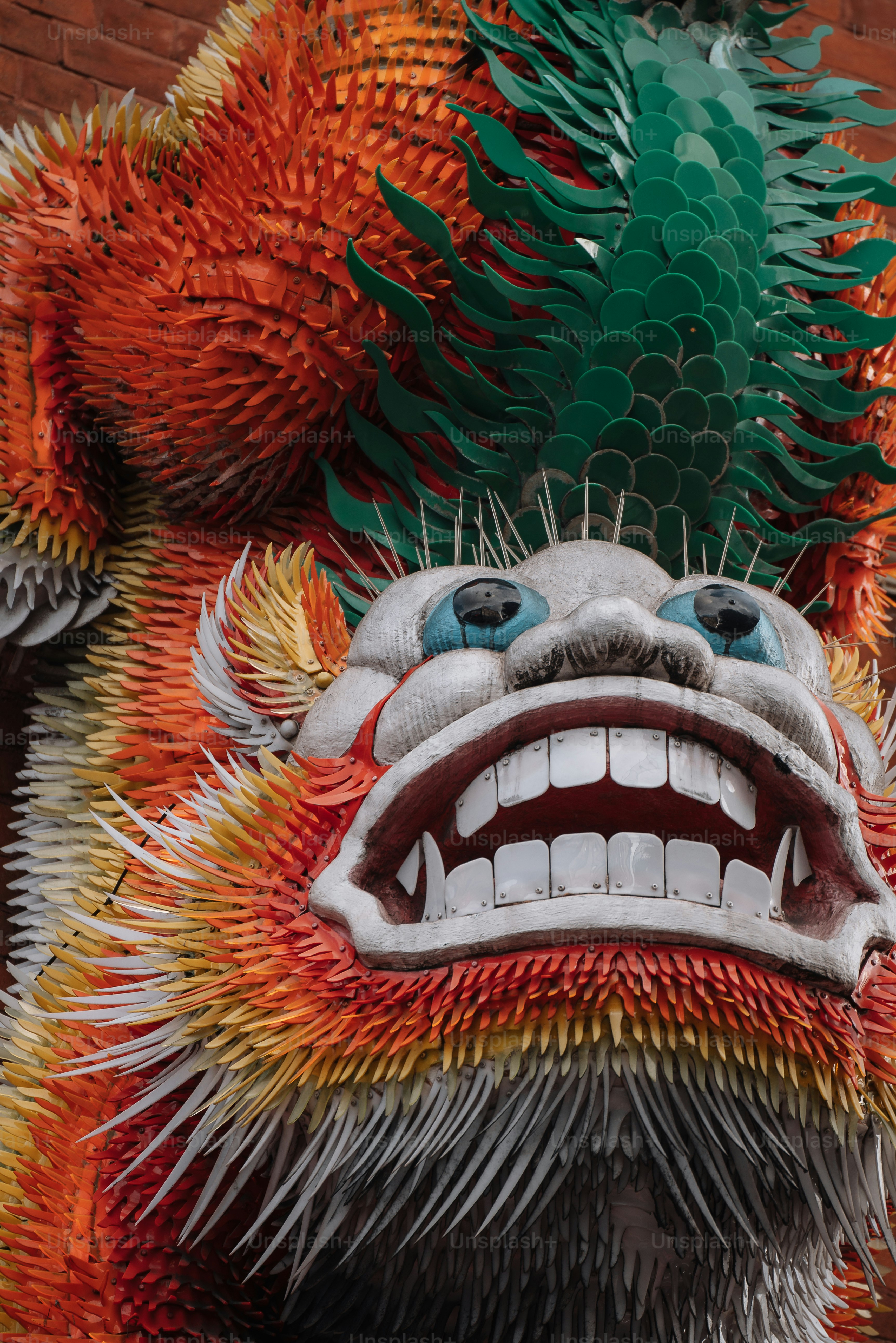 Un primer plano de una estatua de un dragón