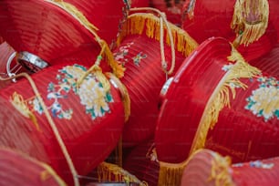 un montón de linternas de papel rojo con decoraciones en ellas