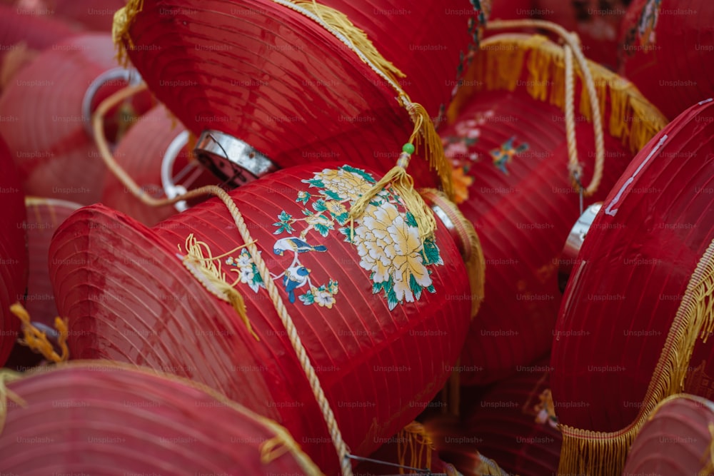 une grande quantité de lanternes en papier rouge avec des garnitures dorées