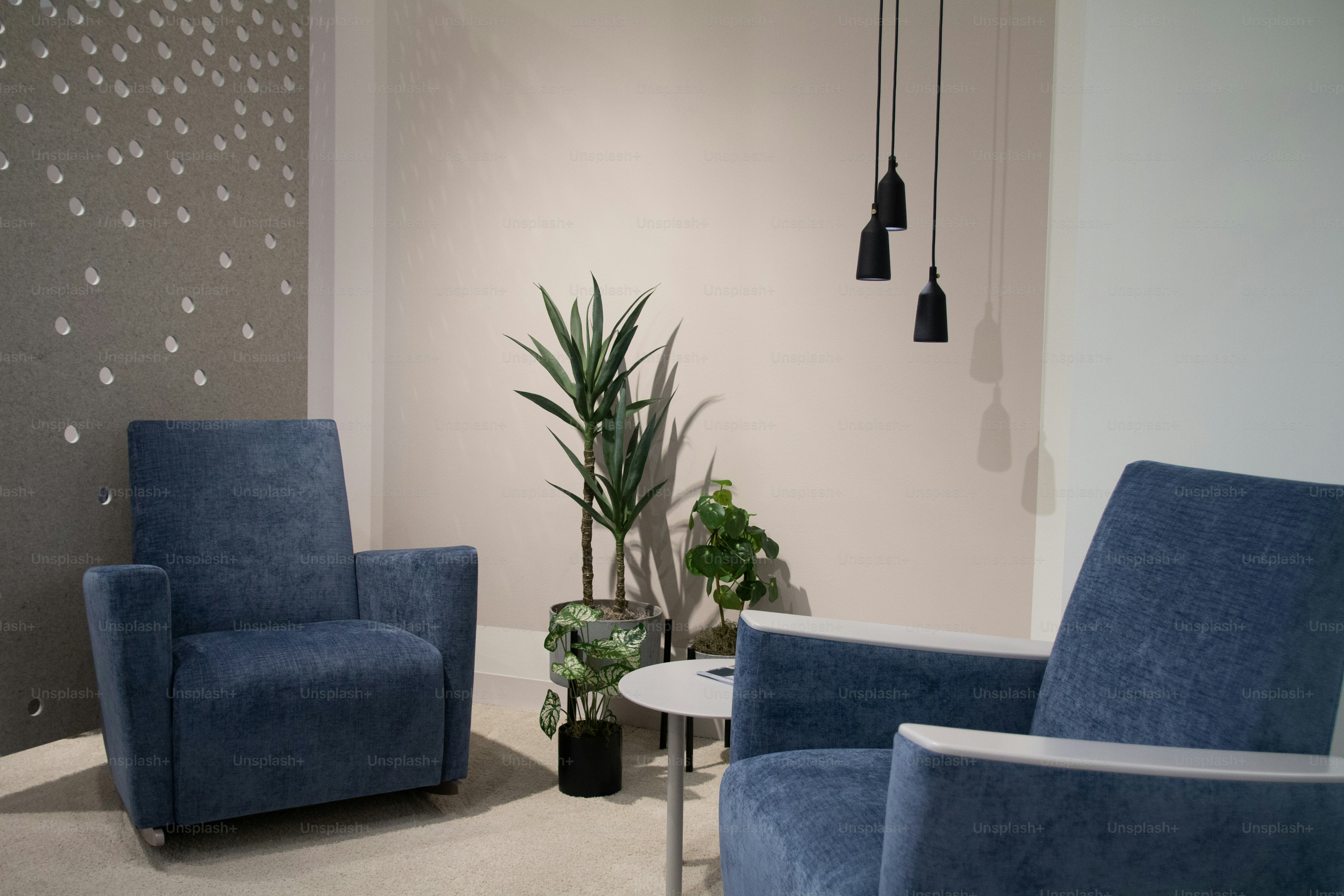 A living room with two chairs and a table photo – Lounge Image on Unsplash