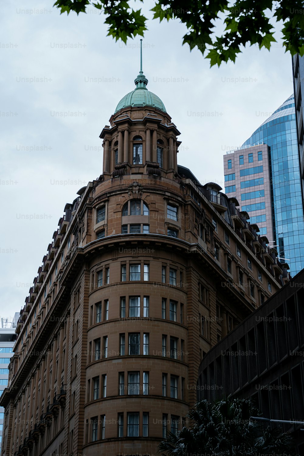 Un edificio alto con un reloj en la parte superior