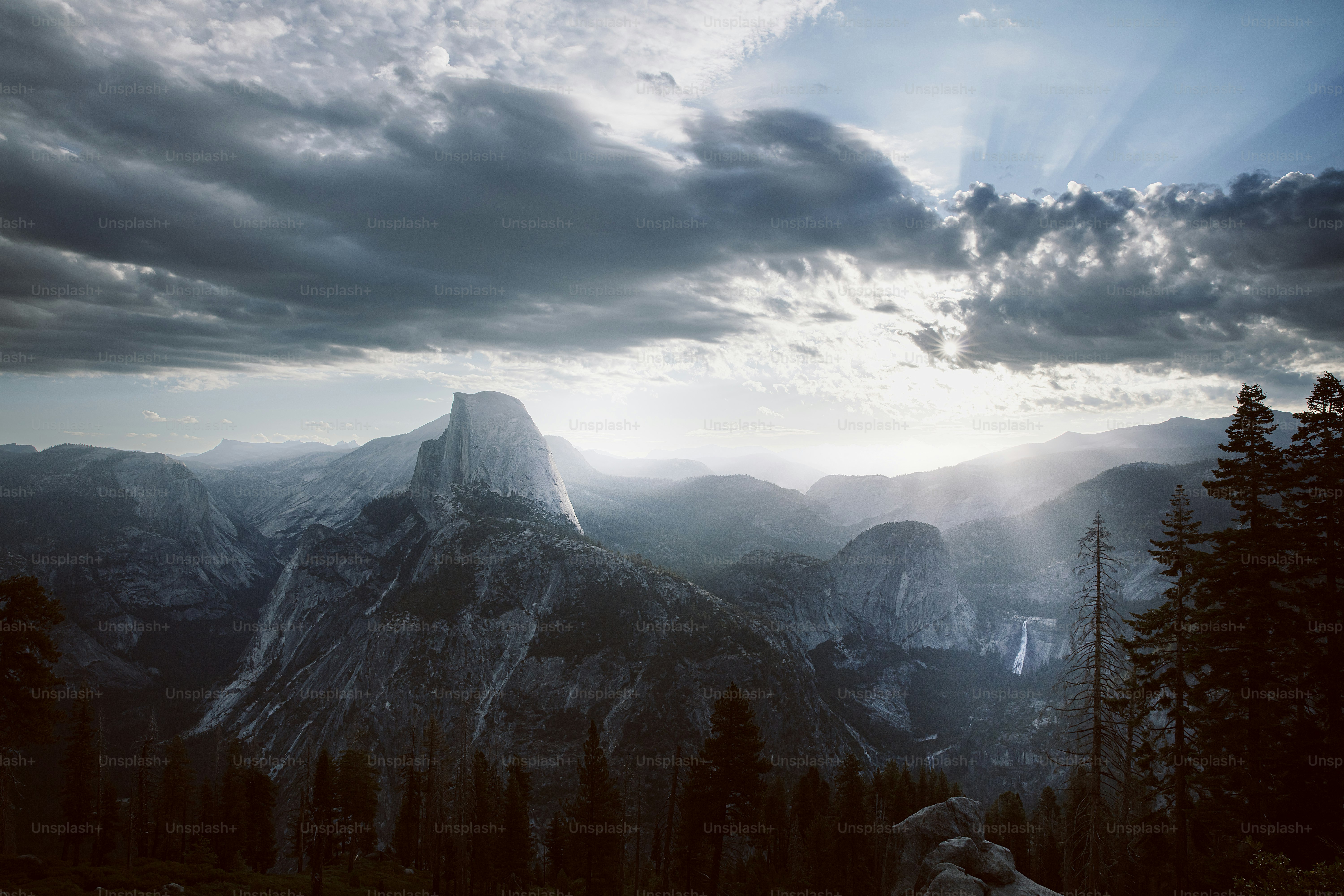 태양은 산 위의 구름을 통해 빛난다.