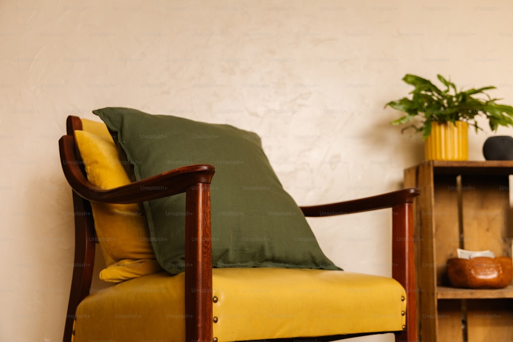 uma cadeira de madeira com um travesseiro verde em cima dela