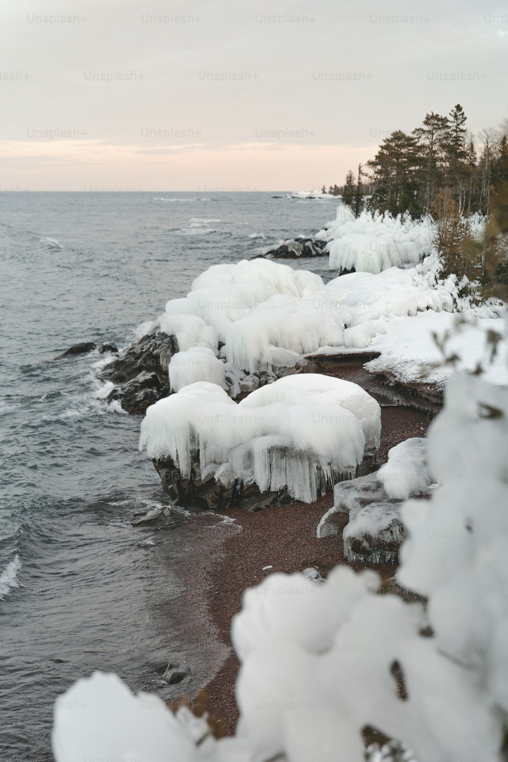 海に面した雪に覆われたビーチ