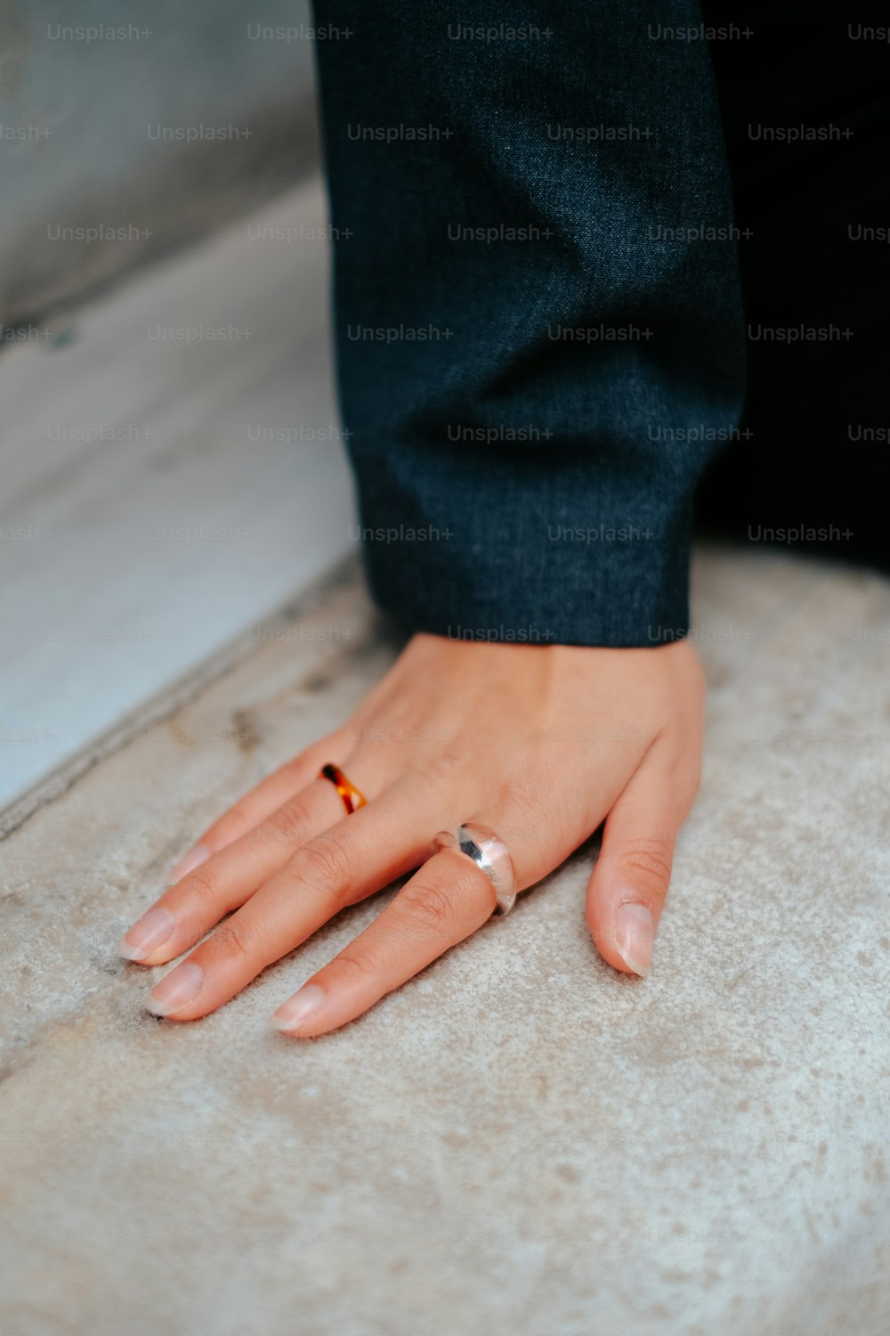 la mano de una mujer con un anillo