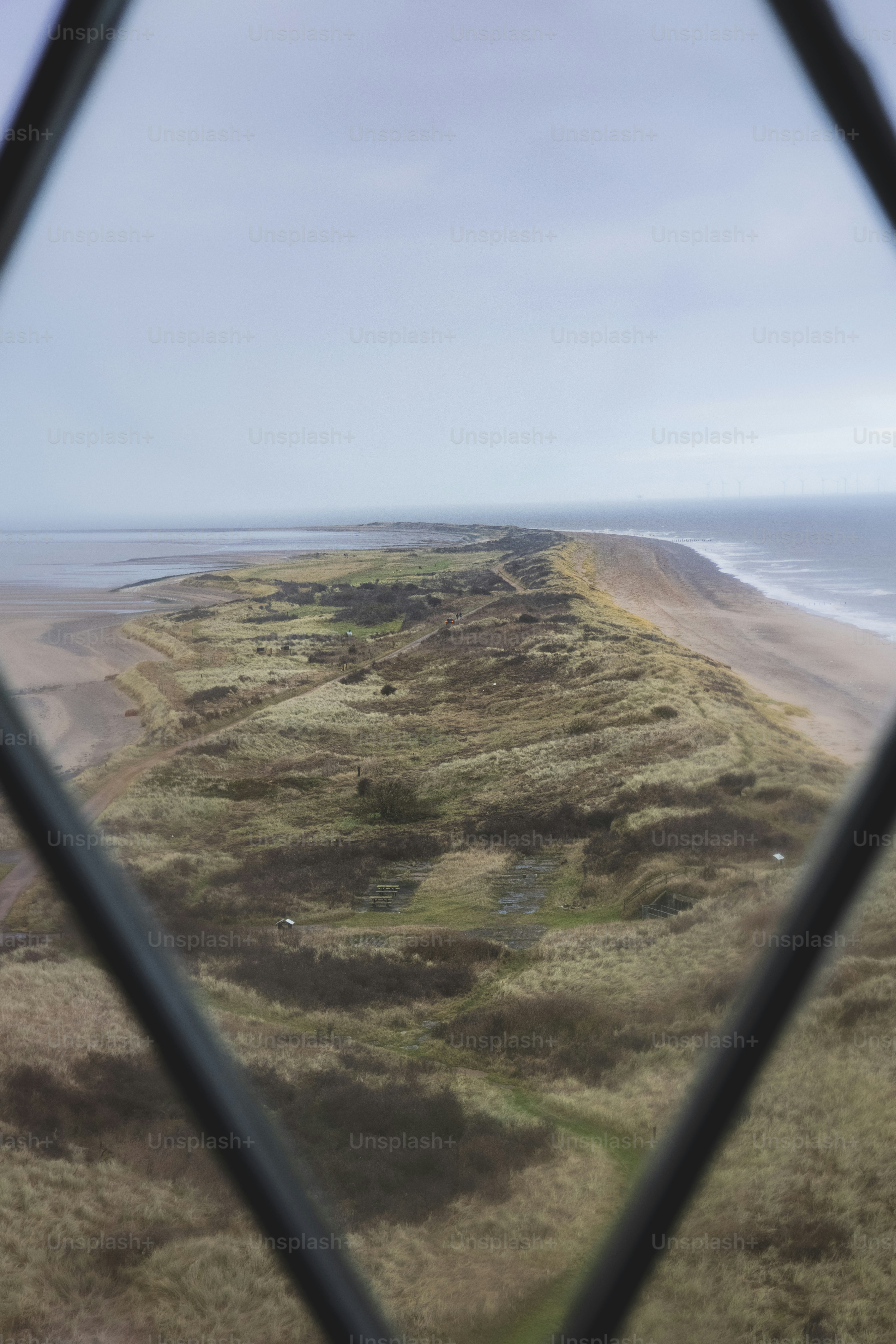 une vue d’une plage à travers une fenêtre