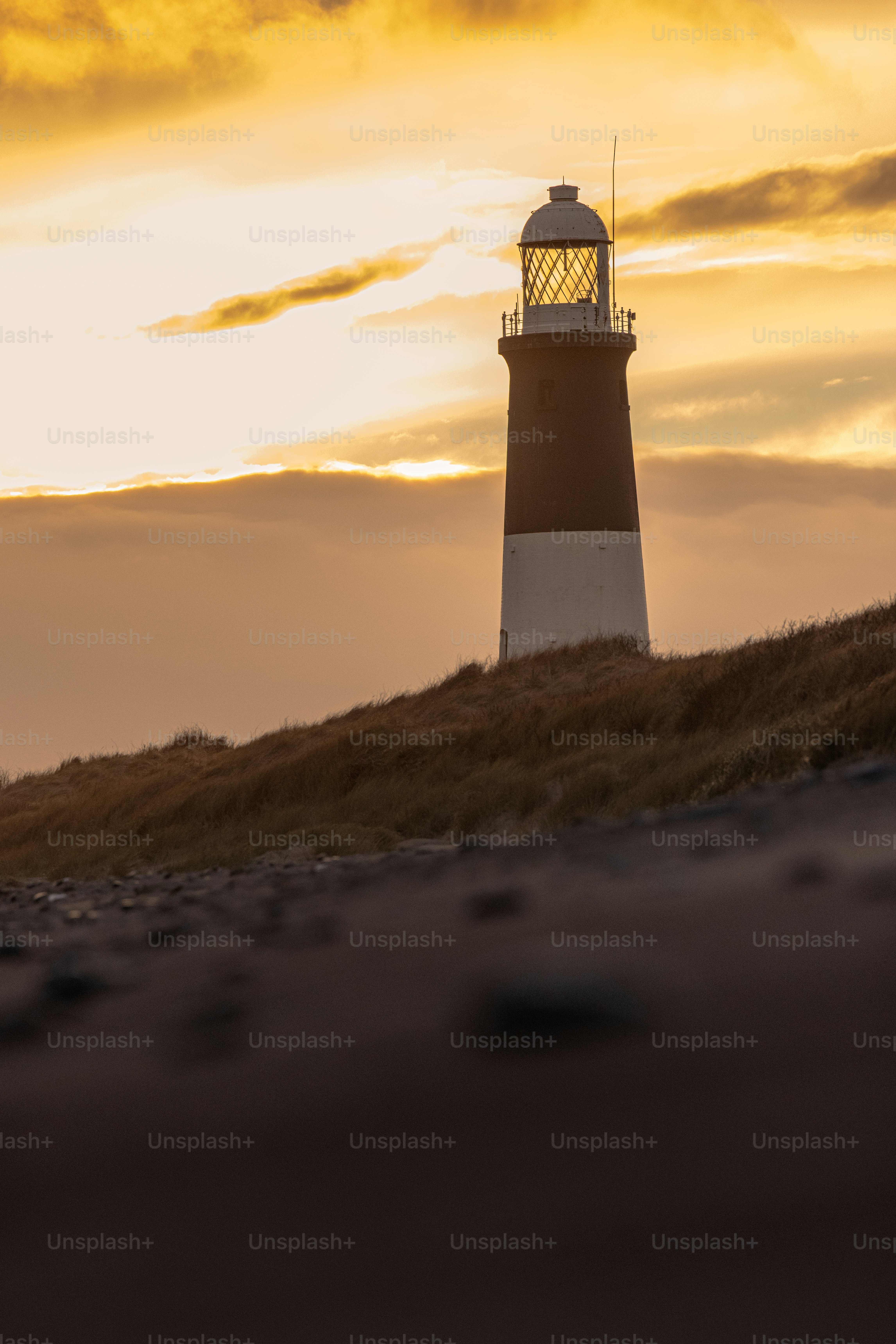 Ein Leuchtturm auf einem Hügel