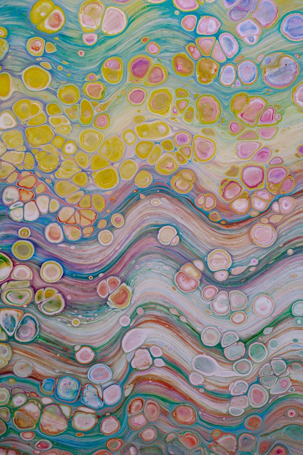 Una pintura abstracta con muchos colores diferentes