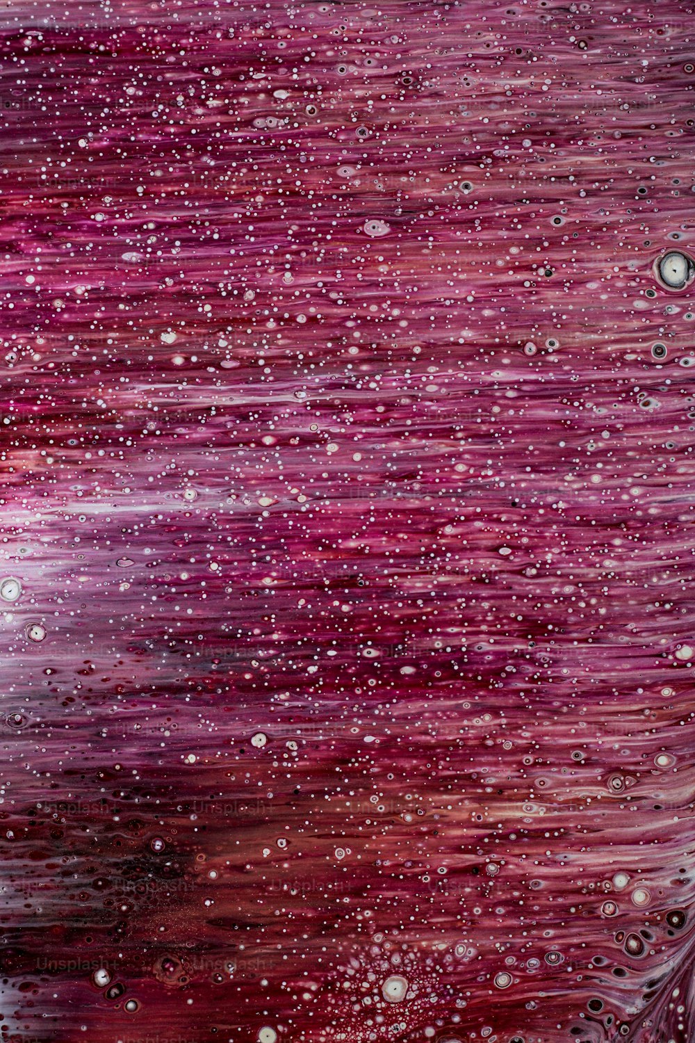Una pintura de gotas de agua sobre un fondo púrpura