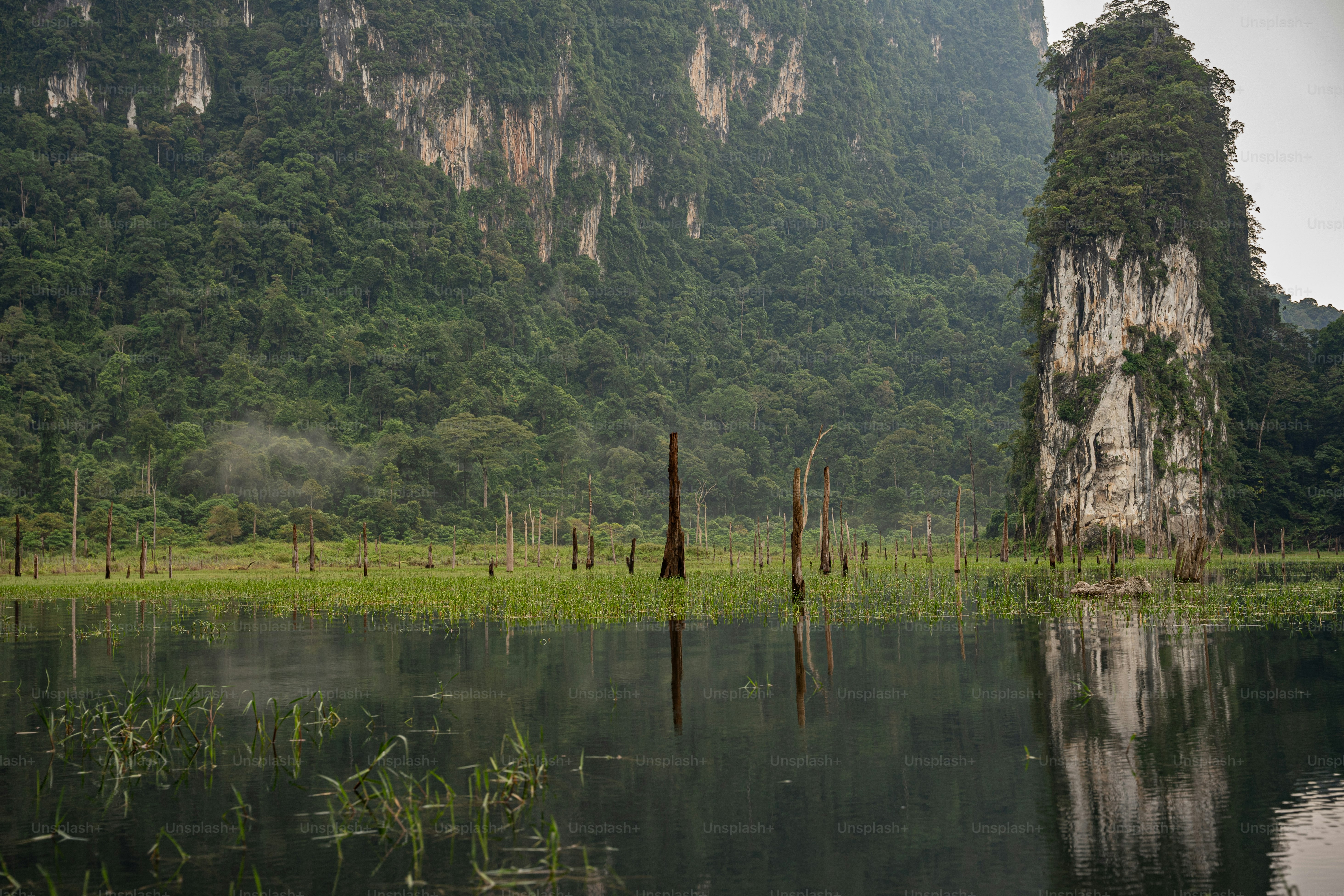una gran masa de agua rodeada de montañas
