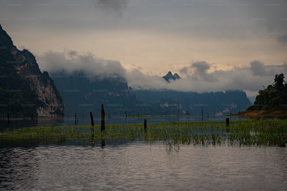 Uno specchio d'acqua con le montagne sullo sfondo