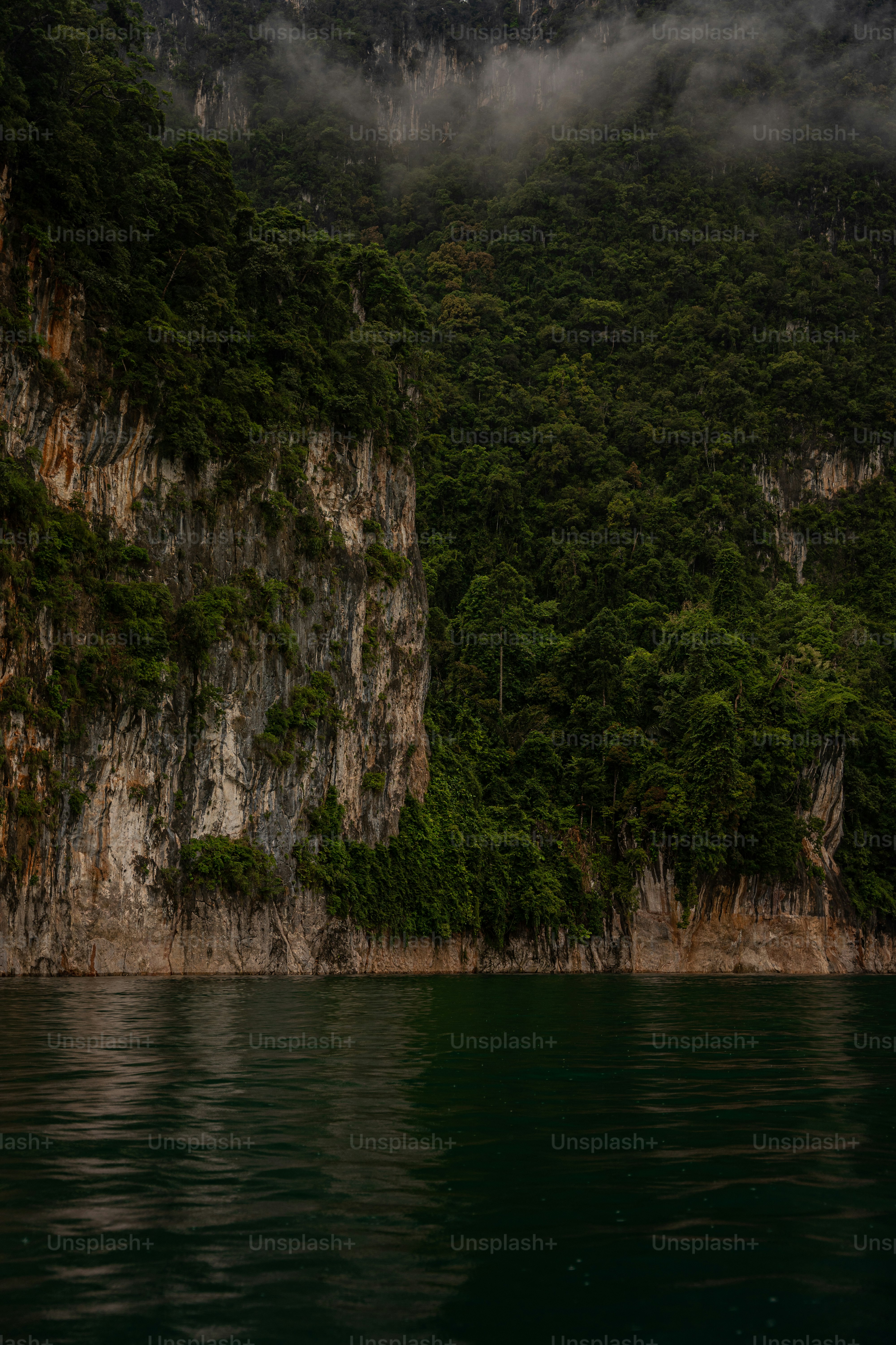 Uno specchio d'acqua con una montagna sullo sfondo