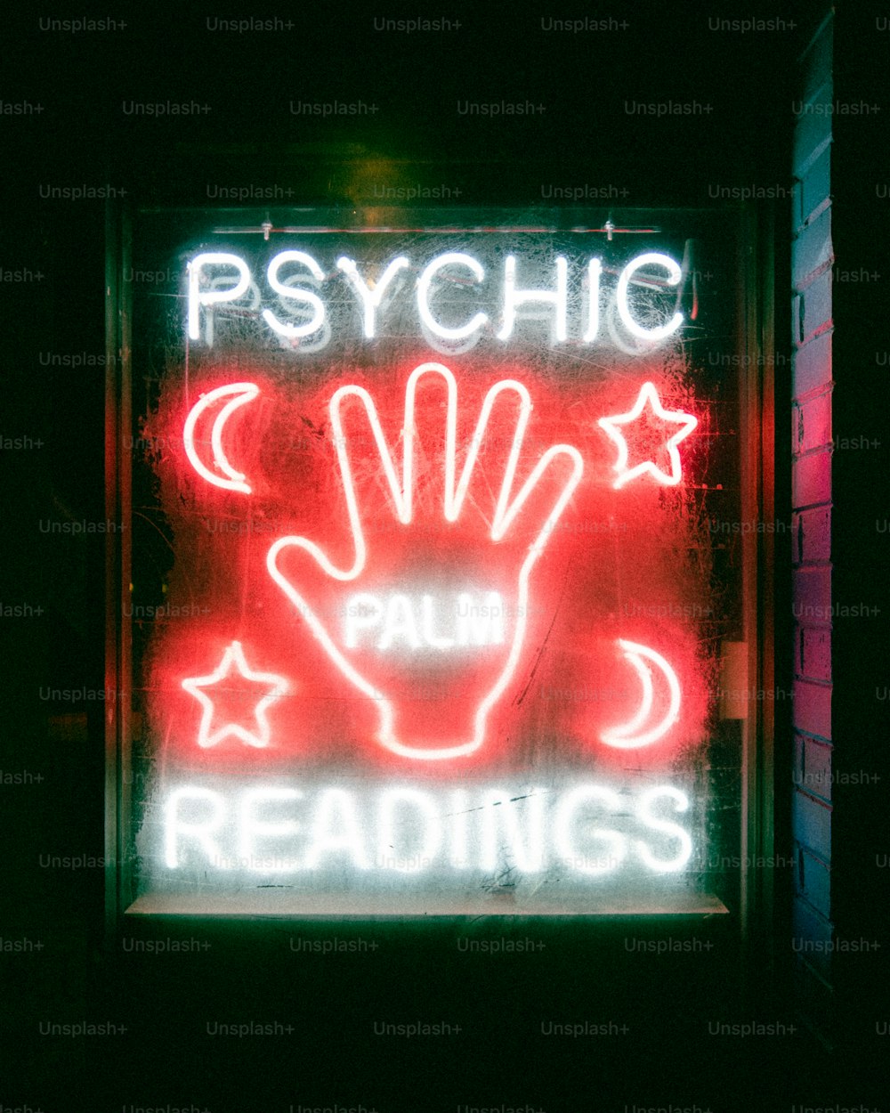 une enseigne au néon qui lit les lectures psychiques