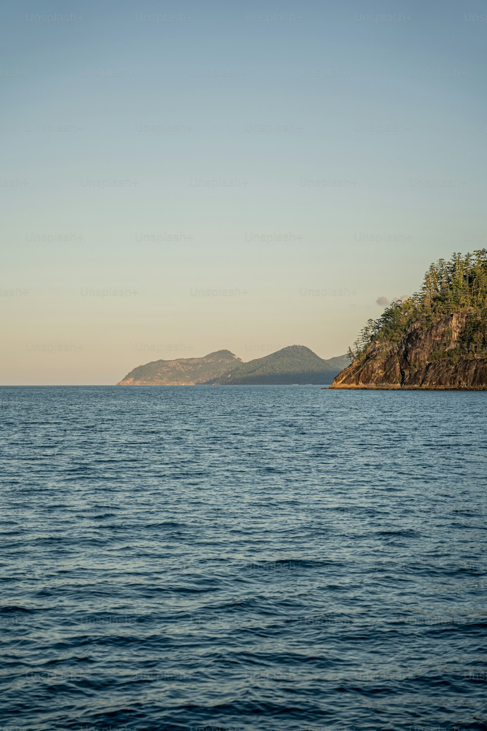 un grand plan d’eau avec une petite île au loin