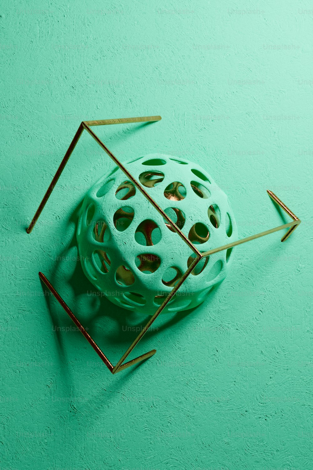 um objeto verde com um triângulo dourado em cima dele