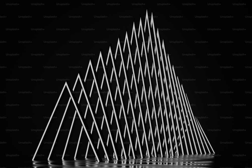 Una foto in bianco e nero di una piramide