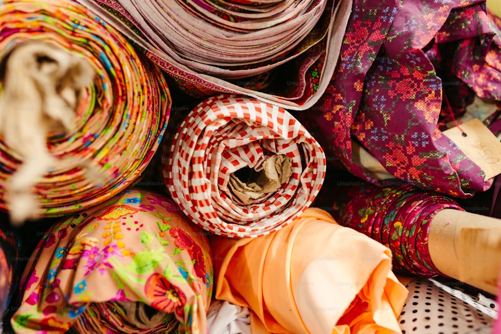ein Haufen Tücher und Schals nebeneinander