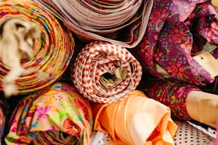 Un montón de telas y bufandas sentadas una al lado de la otra