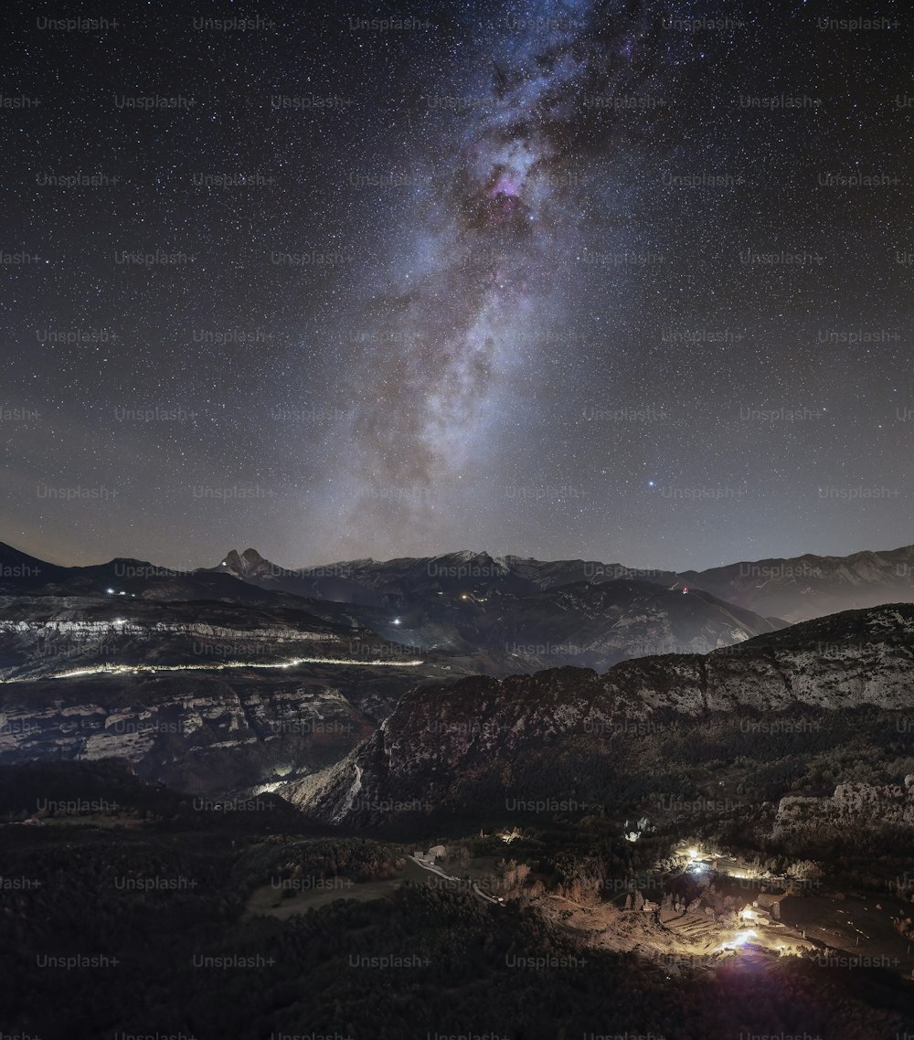 Una vista del cielo nocturno sobre una cadena montañosa