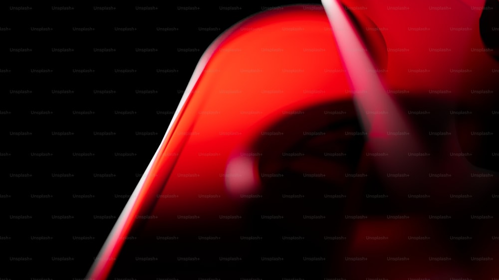 um close up de um objeto vermelho em um fundo preto