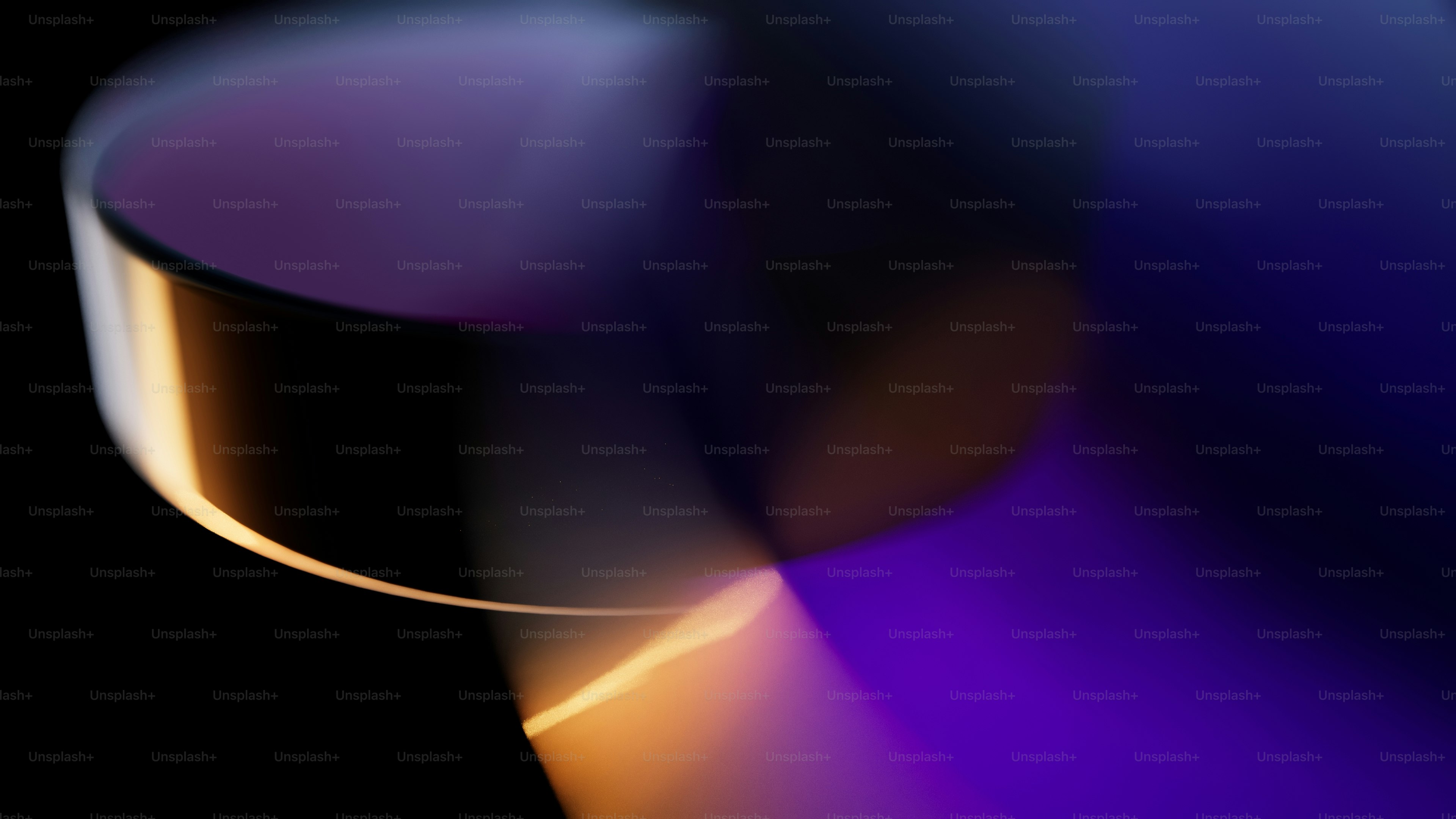 Ein verschwommenes Bild eines violetten und gelben Objekts