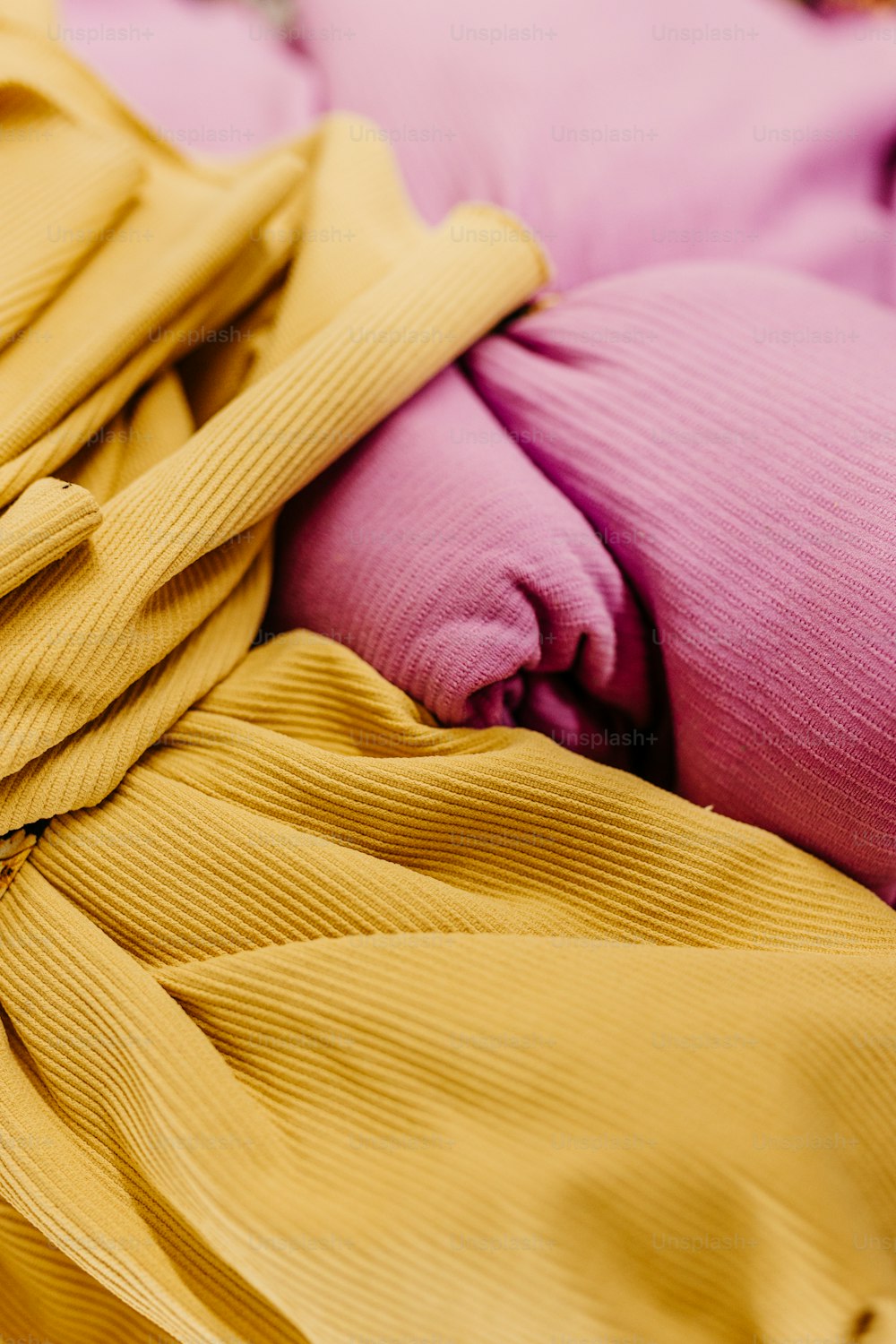 eine rosa-gelbe Decke auf einem Bett