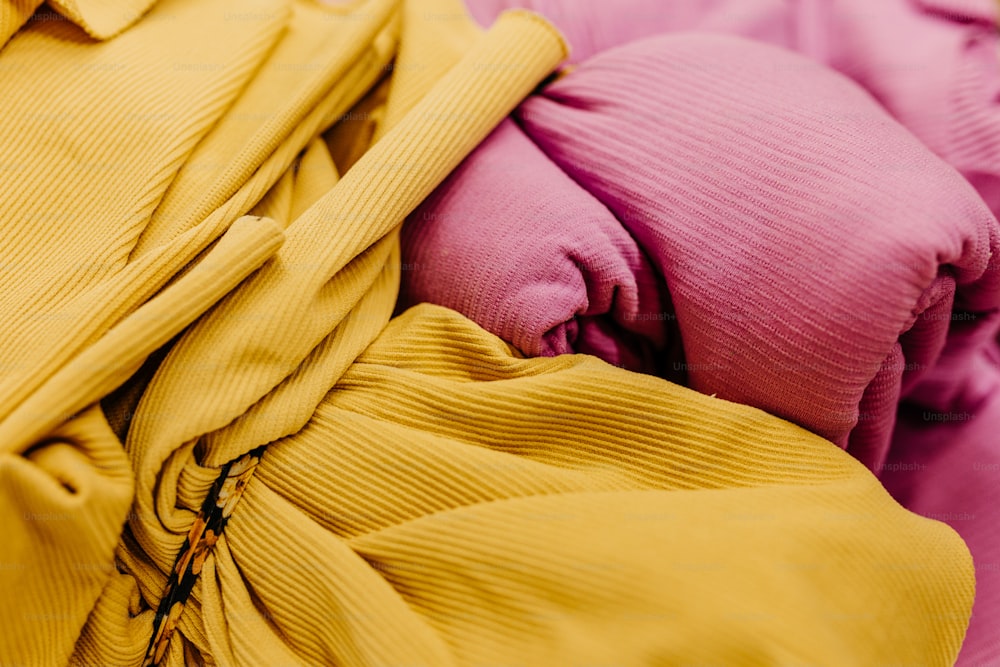 ピンクと黄色のバッグのクローズアップ