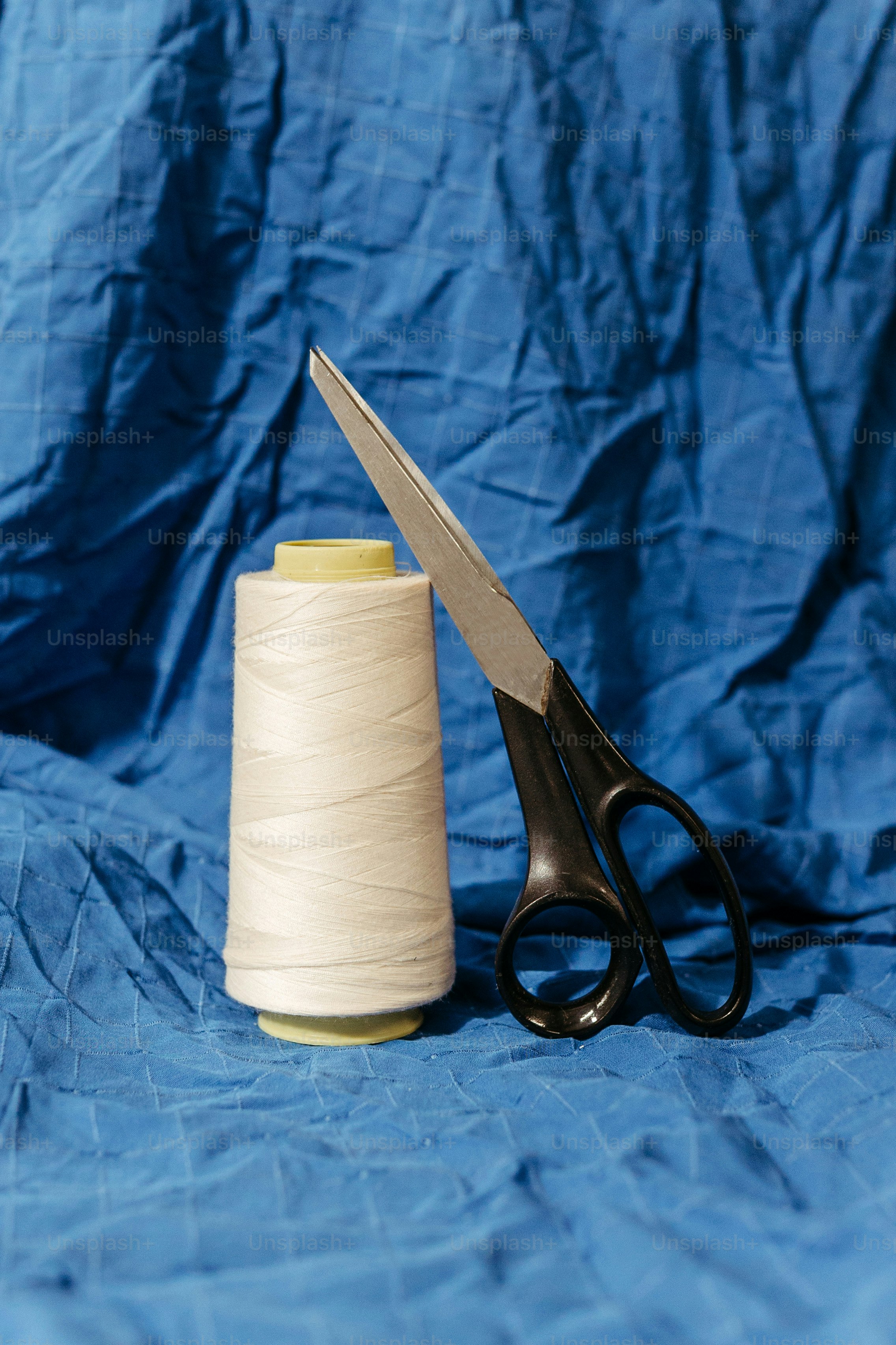 A pair of scissors and a spool of thread photo – Seamstress Image on ...