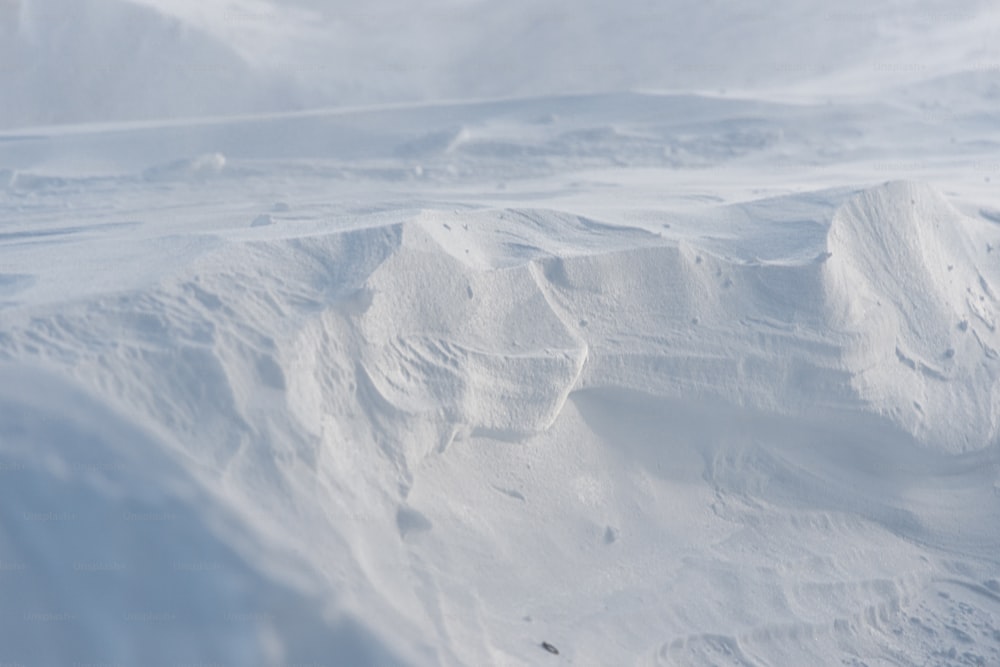 um homem andando de esqui pelo lado de uma encosta coberta de neve