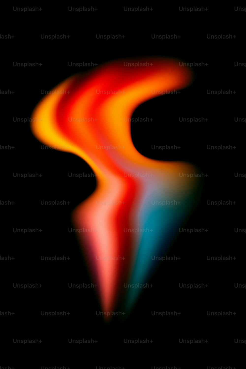 uma imagem borrada de um redemoinho vermelho e azul